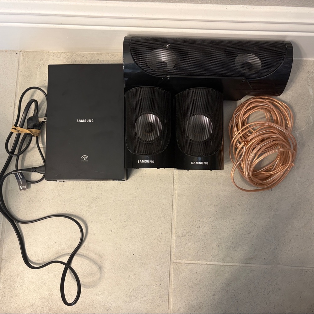 Samsung Soundbar + Rear
Speakers + Wireless Module - /
Untested - Picture 8 of 8